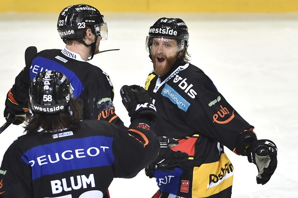 Eric Blum, Simon Bodenmann und Flurin Randegger feiern den Treffer zum 3:2.&nbsp;