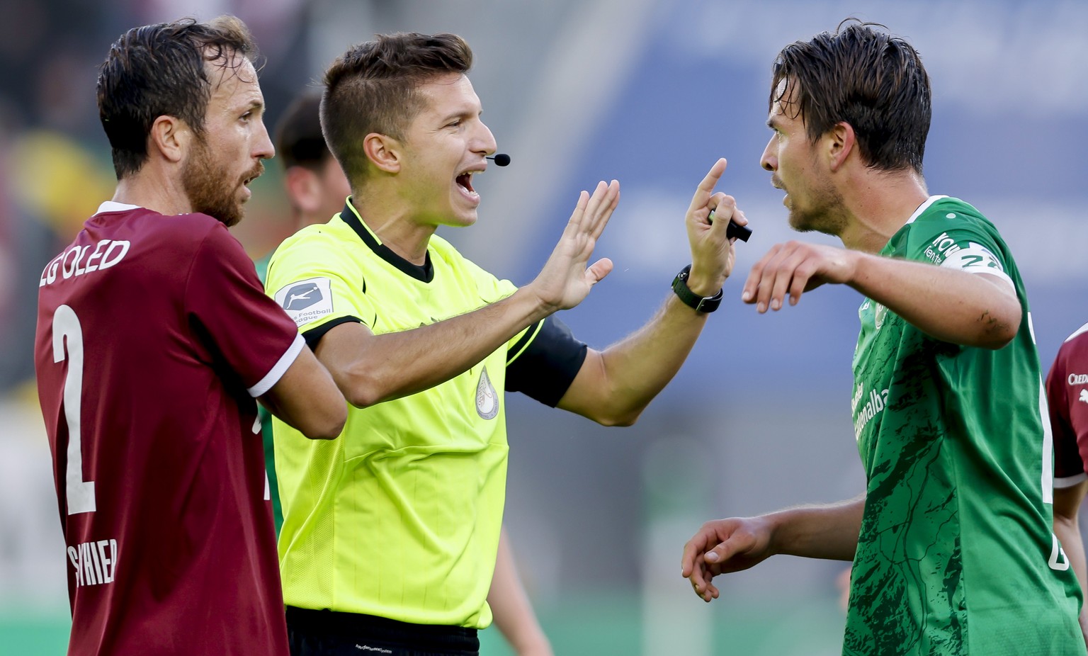 Schiedsrichter Luca Piccolo diskutiert mit St. Gallens Lukas Goertler, rechts, waehrend dem Meisterschaftsspiel der Super League zwischen dem FC St. Gallen und Servette FC am Sonntag, 17. Oktober 2021 ...