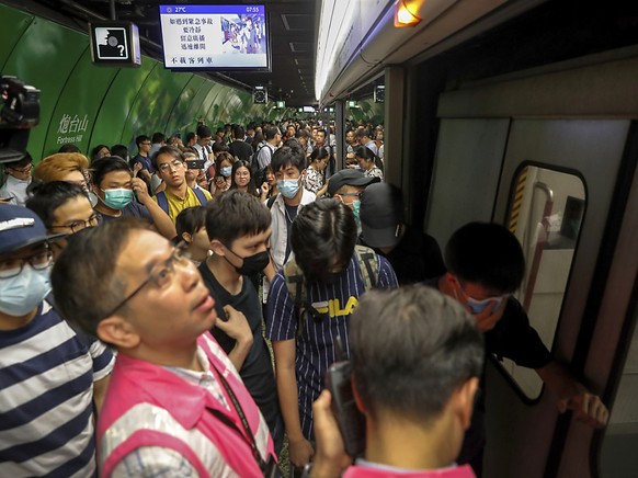 Vielerorts gab es am Montag aufgrund von Streikmassnahmen ein Chaos in Hongkong.