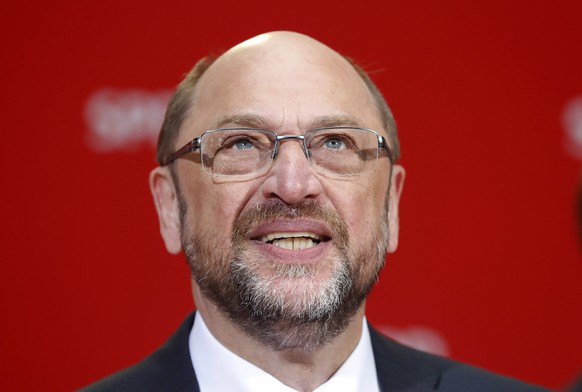 epaselect epa05964425 The leader of the German Social Democratic Party (SPD), Martin Schulz, looks skywards as he addresses the press and supporters after the bad results of the party in the state ele ...