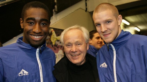 Le selectioneur de l&#039;equipe suisse de foot Jakob &quot;Koebi&quot; Kuhn, centre, pause avec les deux joueurs suisse du club anglais Arsenal, Philippe Senderos, droite, et Johan Djourou, gauche, l ...