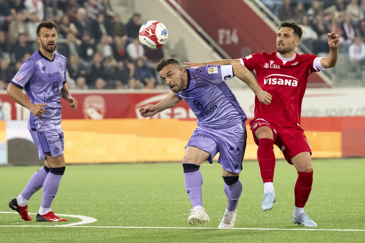 Xherdan Shaqiri (FCB), Mitte, und Leonardo Bertone (FCT), rechts, in Aktion im Super League Spiel zwischen dem FC Thun, FCT, und dem FC Basel 1893, FCB, in der Stockhorn Arena in Thun, am samedi, 18.  ...