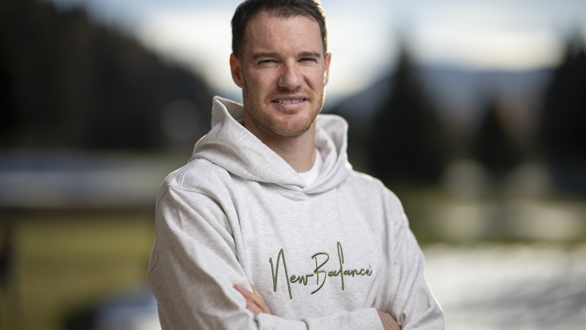 Der ehemalige Langlaeufer und SRF Experte Dario Cologna posiert fuer ein Portrait am Medientreffen von Swiss Ski, am Montag, 10. November 2025, in Davos. (KEYSTONE/Gian Ehrenzeller)