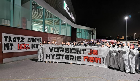 Rappi-Fans protestieren vor dem Stadion gegen die Geisterspiele.