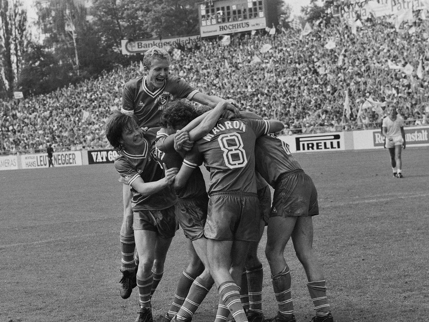 Lausanner Spieler jubeln nach einem Tor im Cupfinal 1981 gegen den FC Zürich.