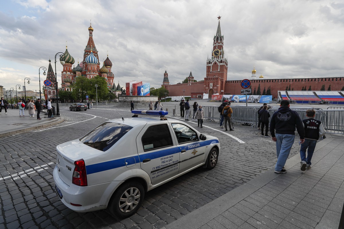 epa10606251 Russian policemen guard in front of the Moscow Kremlin on the Red square in Moscow, Russia, 03 May 2023. According to the Russian Presidential Press Service, two unmanned aerial vehicles t ...