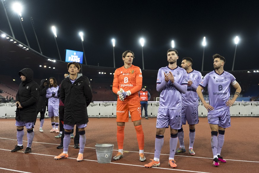 Xherdan Shaqiri (FCB), Keigo Tsunemoto (FCB) Torhueter Marwin Hitz (FCB), Leo Leroy (FCB), Adrian Barisic (FCB) und Dominik Schmid (FCB), von links, bedanken sich bei den Fans nach dem Spiel der Fussb ...