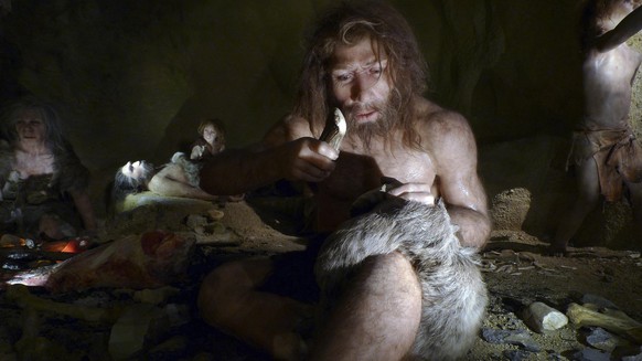 Nachbildung einer Neandertaler-Familie in einer Ausstellung. Unsere Vettern besiedelten Europa lange vor unseren direkten Vorfahren.
