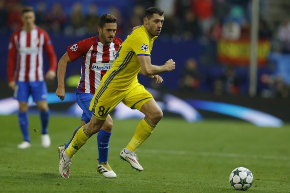 Rostov&#039;s Aleksandr Gatskan, right, is chased by Atletico&#039;s Koke during the Champions League Group D soccer match between Atletico Madrid and Rostov at the Vicente Calderon stadium in Madrid, ...
