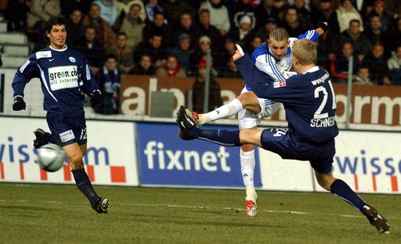 Der Grasshopper Mladen Petric, Mitte, erzielt den Anschlusstreffer fuer GC, die Zuercher Marc Schneider, rechts, und Ivan dal Santo, links, koennen nicht mehr eingreifen, beim Fussball Swisscom Cup Ha ...