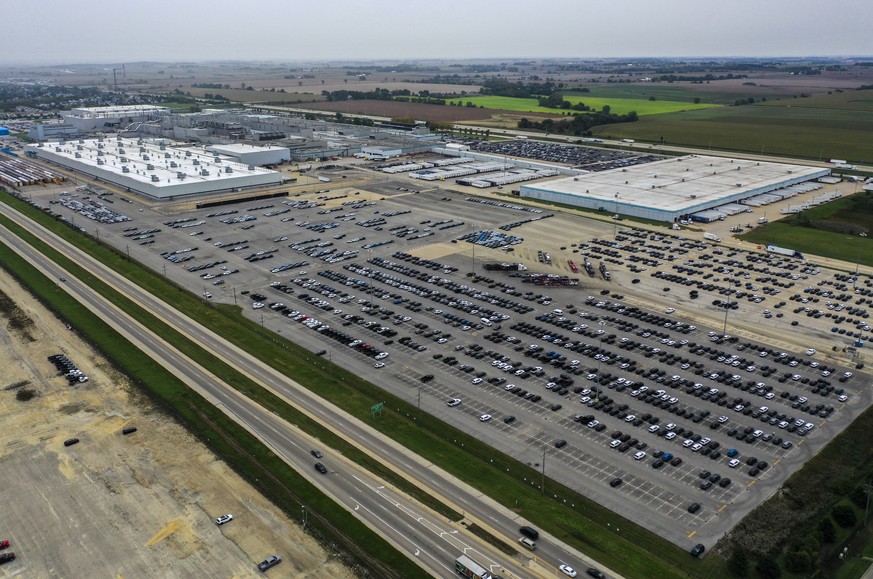 epa07911549 A photo shot from a drone shows the Fiat Chrysler Belvidere Assembly Plant in Belvidere, Illinois, USA, 10 October 2019. The plant, in operation since 1965, had produced numerous Chrysler  ...