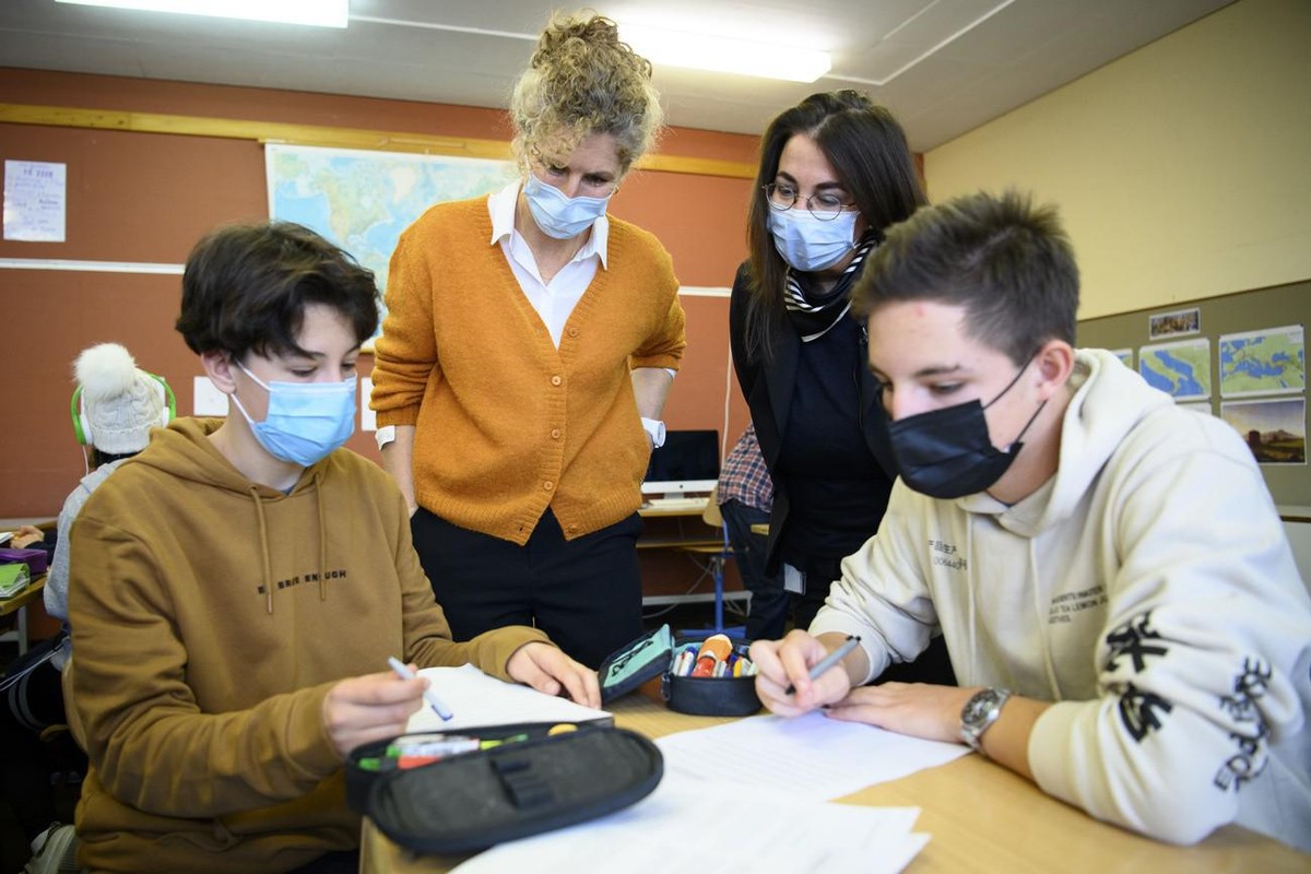 La conseillère d'Etat vaudoise Cesla Amarelle observe des élèves de 11e Voie prégymnasiale à l'Etablissement secondaire de La Tour-de-Peilz.
