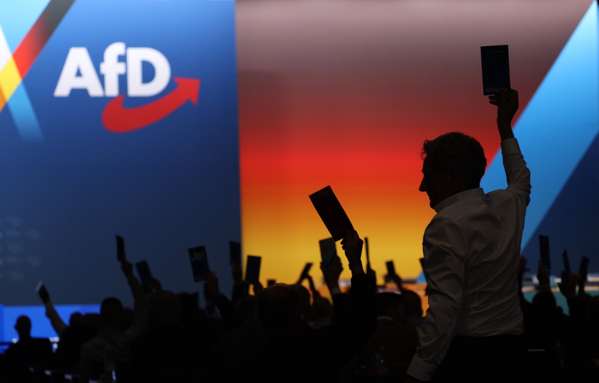 epa13085405 Delegates vote during the Alternative for Germany (AfD) federal party congress in Erfurt, Germany, 04 July 2026. Thousands of counter-protesters are expected to converge on Erfurt as the f ...