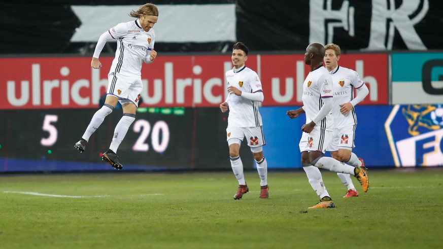 Der Spieler Michael Lang, links, vom FC Basel bejubelt seinen 1:1 Treffer gegen den FC Luzern, im Meisterschaftsspiel der Super League Luzern gegen Basel am Samstag, 25. November 2017, in Luzern. (KEY ...