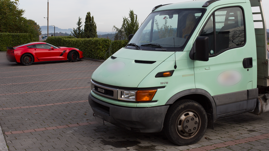 Kleinlaster des Bauarbeiters, Fahrzeug des Wirts. So präsentierte sich der Parkplatz der Pizzeria in Muri im Herbst 2020. Die Fahrer sassen damals seit Monaten in Haft.