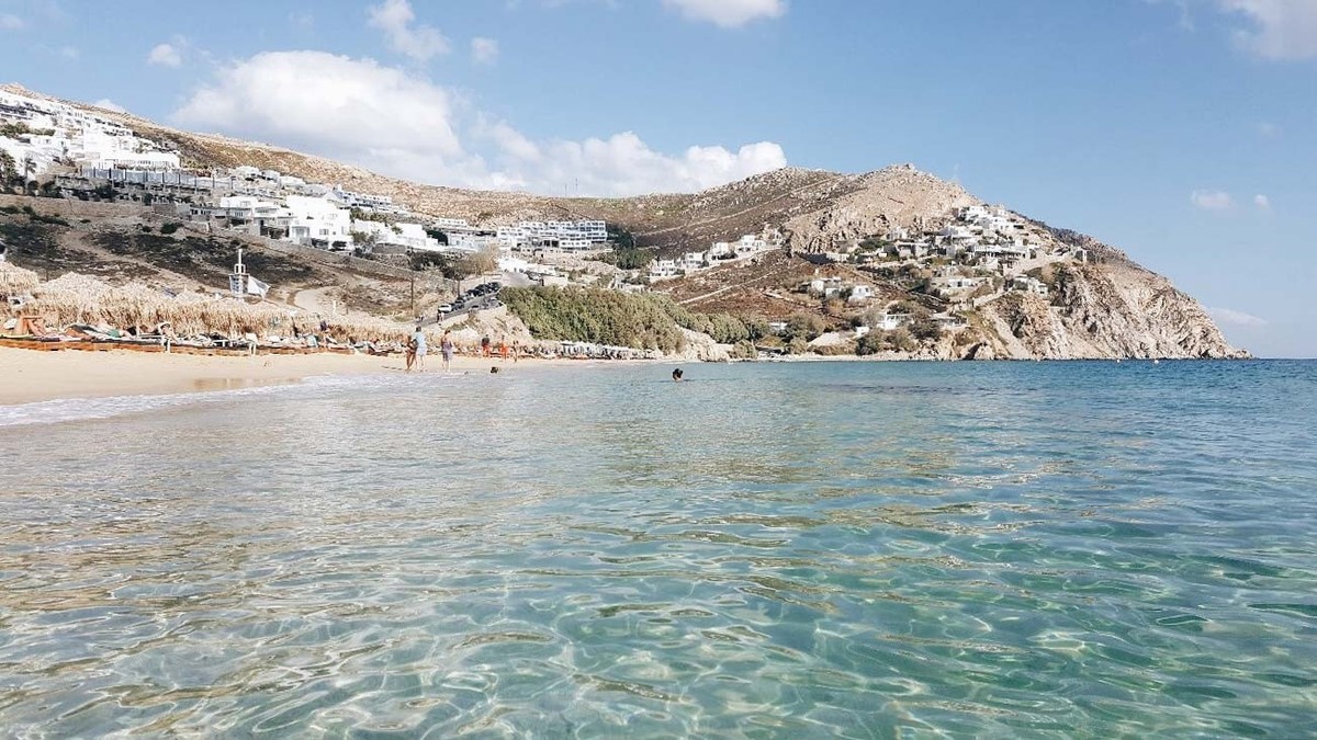Mykonos besitzt zahlreiche Strände mit kristallklarem Wasser.
