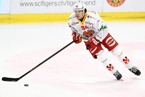 Biels Rodwin Dionicio, beim Eishockey-Qualifikationsspiel der National League, zwischen den SCL Tigers und dem EHC Biel, am Samstag, 3. Januar 2026, in der Emmental Versicherung Arena in Langnau.(KEYS ...