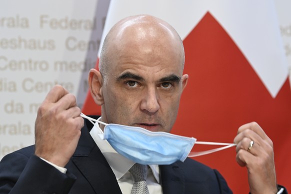 Bundesrat Alain Berset waehrend einer Medienkonferenz des Bundesrates zur aktuellen Lage im Zusammenhang mit dem Coronavirus, am Freitag, 11. Dezember 2020, im Medienzentrum Bundeshaus in Bern. (KEYST ...