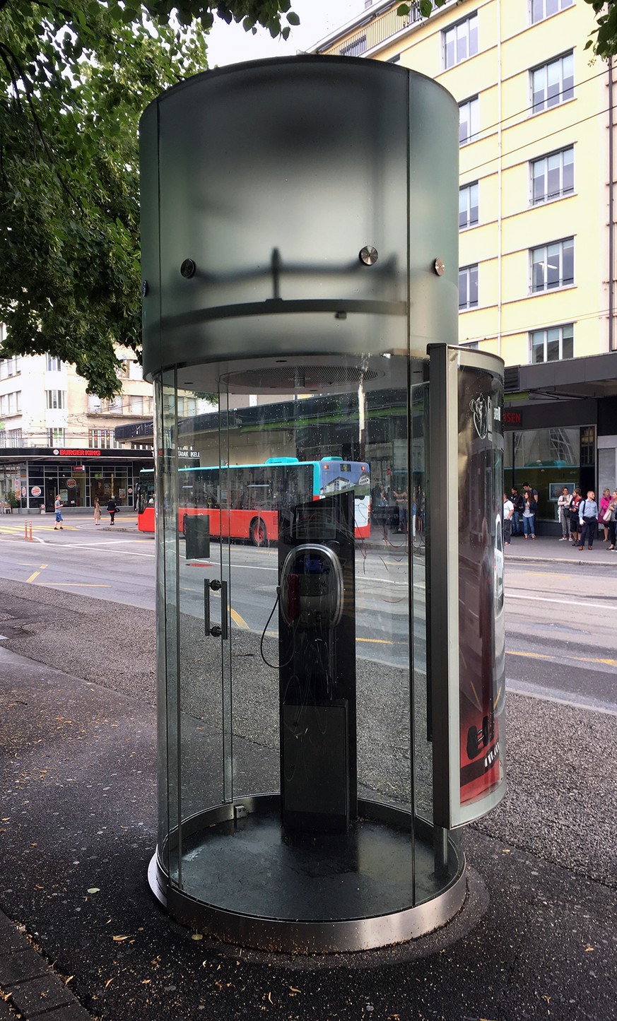 Die letzten ihrer Art. Die seit 1995 eingesetzten «Telecab 2000» gehören der Allgemeinen Plakatgesellschaft APG. Dieses Exemplar steht vor dem Bahnhof in Biel.