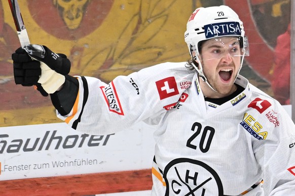 Luganos Cole Cormier, jubelt beim 0:1 beim Eishockey-Qualifikationsspiel der National League zwischen den SCL Tigers und dem HC Lugano, am Samstag, 9. Dezember 2023, in der Emmental Versicherungs Aren ...