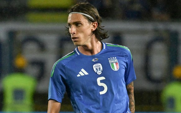 epa11400904 Italy&#039;s Riccardo Calafiori in action during the international friendly soccer match between Italy and Bosnia &amp; Erzegovina, in Empoli, Italy, 09 June 2024. EPA/CLAUDIO GIOVANNINI