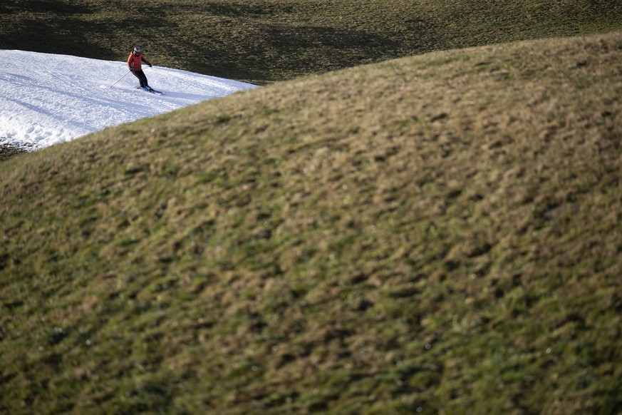 Ein Skifahrer fahrt auf der Piste zwischen Chuenisbaergli und Boden, am Mittwoch, 28. Dezember 2022 in Adelboden. (KEYSTONE/Anthony Anex)