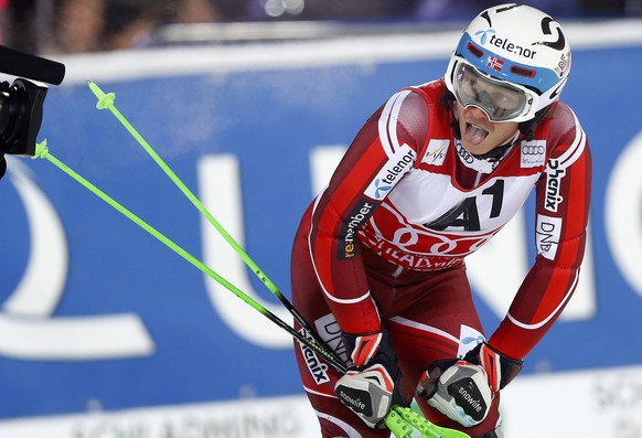 Dreht auch auf, wenn es dunkel wird: Ein ausgepumpter Henrik Kristoffersen im Zielraum.