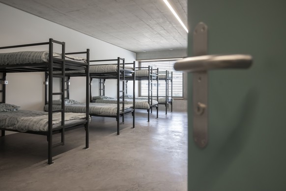 Ein Schlafsaal mit Etagenbetten am Tag der Einweihung des neuen Bundesasylzentrums Pasture, am Freitag, 24. Mai 2024 in Balerna im Kanton Tessin. (KEYSTONE/Ti-Press/Pablo Gianinazzi)