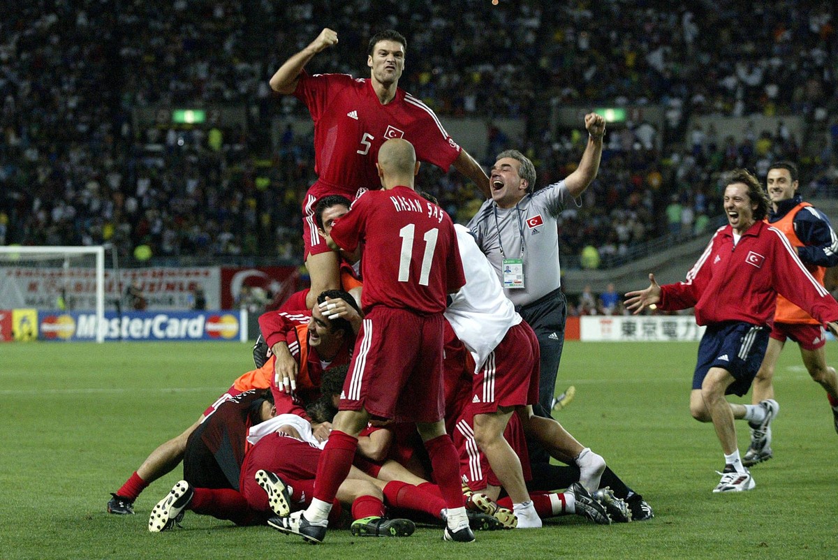 Senegal V Turkey, FIFA World Cup, WM, Weltmeisterschaft, Fussball Finals 2002 Quarter Final Alpay Ozalan of Turkey and Turkey Players celebrate after winning the FIFA World Cup Finals 2002 Quarter Fin ...