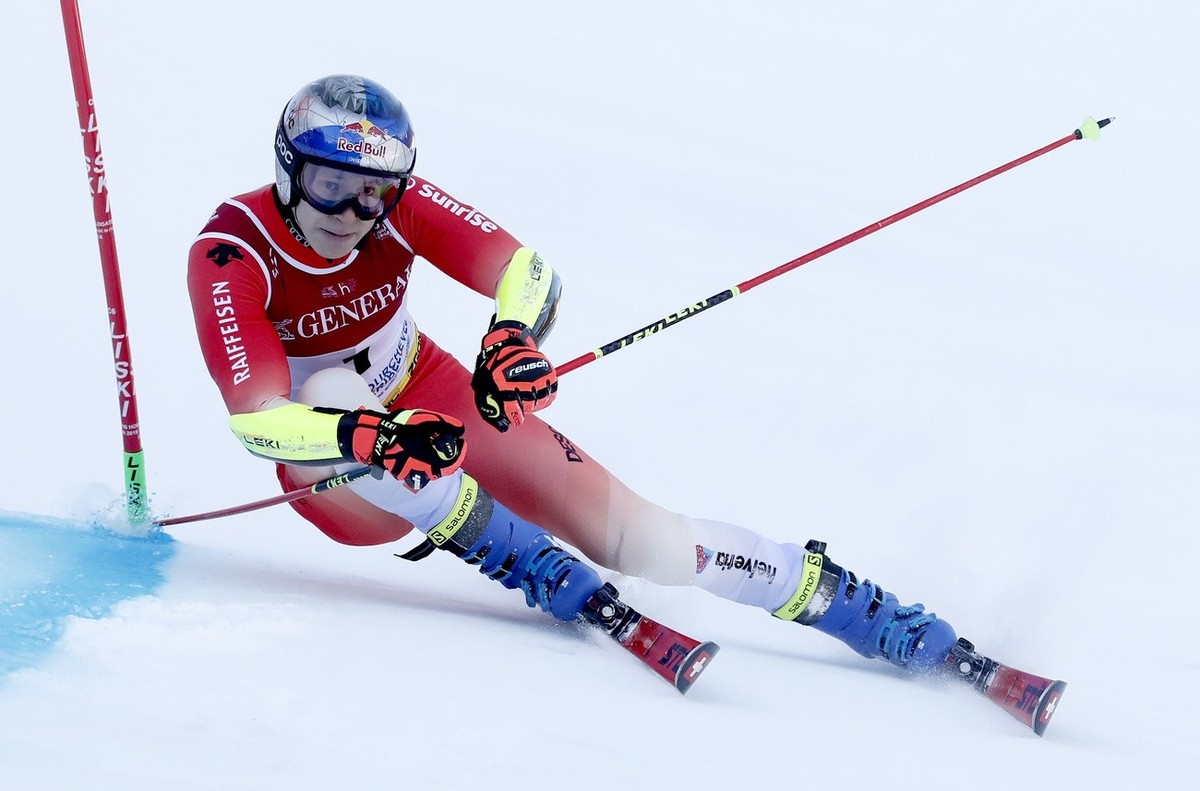 epa10472170 Marco Odermatt of Switzerland cuts a gate during the 1st run in the Men's Giant Slalom event at the FIS Alpine Skiing World Championships in Meribel, France, 17 February 2023. EPA/GUI ...