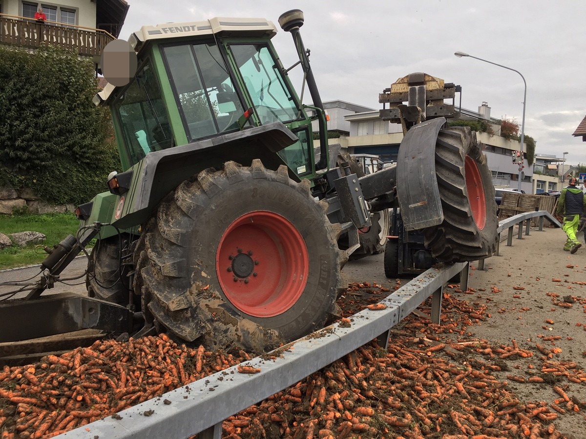 Rüebli-Meer: Traktor kollidiert und verliert orange Ladung