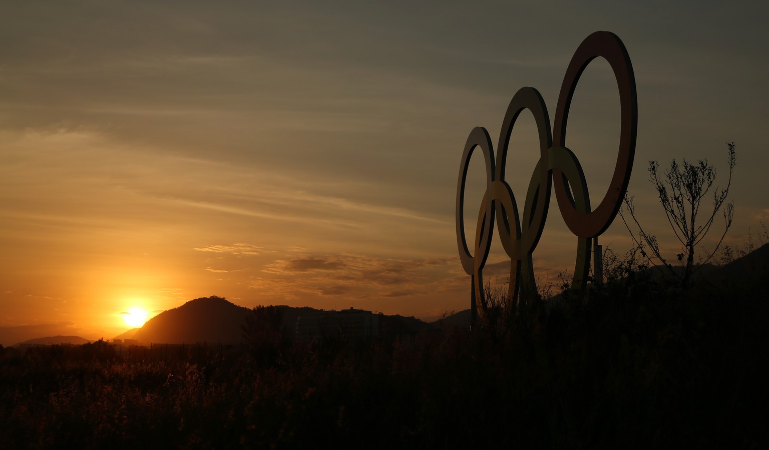 2016 Rio Olympics - Golf - Preliminary - Training session - Olympic Golf Course - Rio de Janeiro, Brazil - 06/08/2016. A general view of the Olympic rings from the golf course. REUTERS/Andrew Boyers F ...