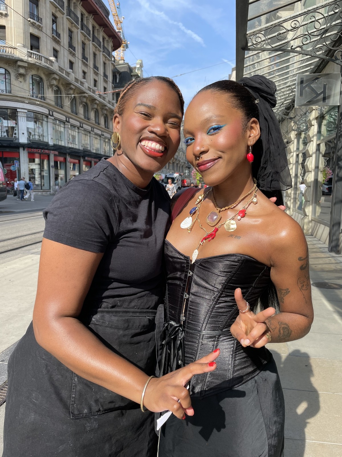 Chaïda et Sofia sont un peu déçues que leur ville, Genève, n'organise pas l'Eurovision 2025 mais souhaitent bonne chance à Bâle.