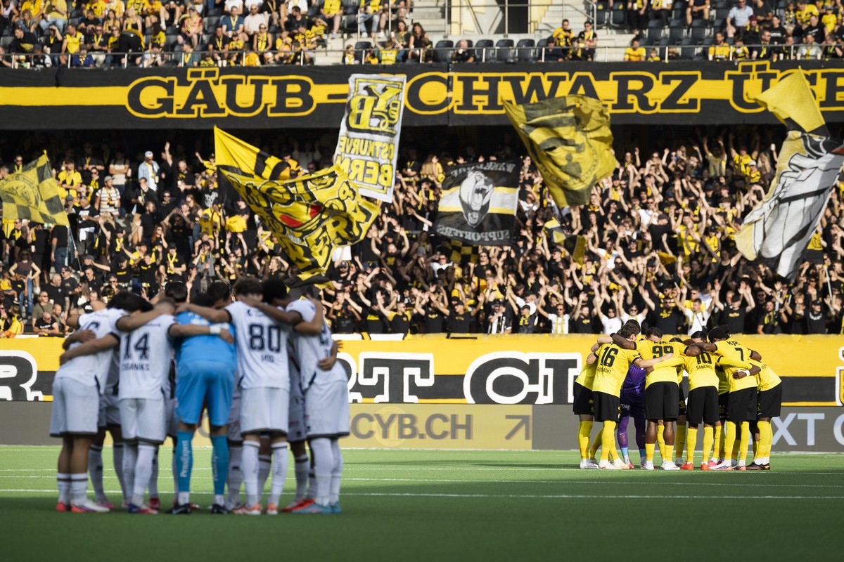 Die Spieler von YB und Luzern stehen zusammen, vor dem Super League Spiel zwischen dem BSC Young Boys und dem FC Luzern, am Samstag, 5. September 2026 im Stadion Wankdorf in Bern. (KEYSTONE/Peter Klau ...