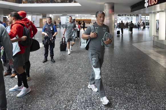 Cheftrainer Murat Yakin vor dem Abflug an die FIFA Fussball Weltmeisterschaft 2026 in Amerika, Kanada und Mexiko am Dienstag, 2. Juni 2026 am Flughafen Zurich in Kloten. (KEYSTONE/Claudio Thoma)
