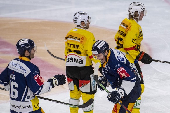 Dario Simion, rechts, und Raphael Diaz, links, von Zug feiern das 1:0 im Spiel 1 des Playoff 1/4 Finalspiel der Eishockey Meisterschaftsspiel der National League zwischen dem EV Zug und dem SC Bern vo ...