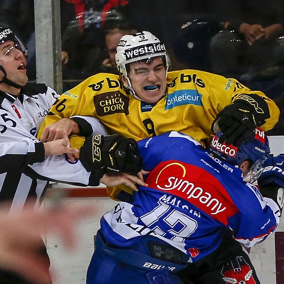 SCB-Verteidiger Kreis nimmt sich ZSC-Stürmer Malgin vor.