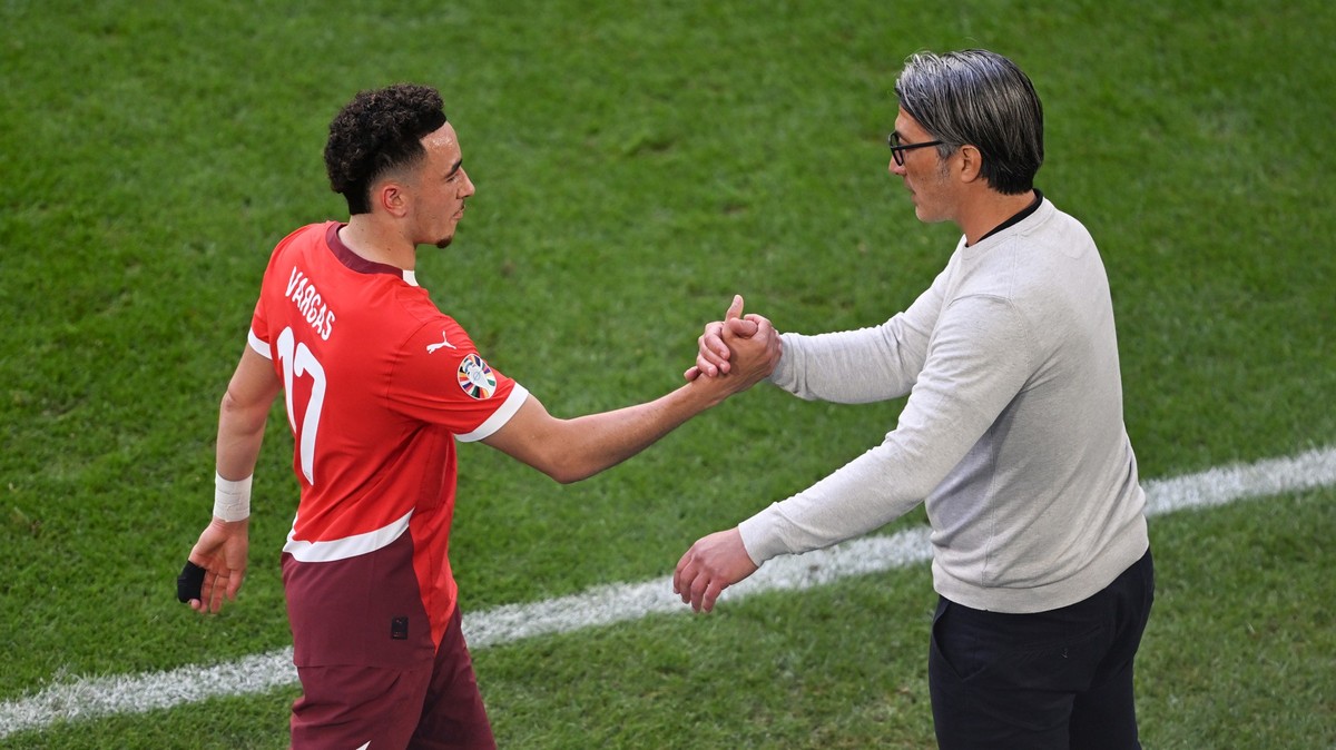 06.07.2024, Nordrhein-Westfalen, Düsseldorf: Fußball, UEFA Euro 2024, EM, England - Schweiz, Finalrunde, Viertelfinale, Düsseldorf Arena, Trainer Murat Yakin von der Schweiz (r) gibt Ruben Vargas nach ...