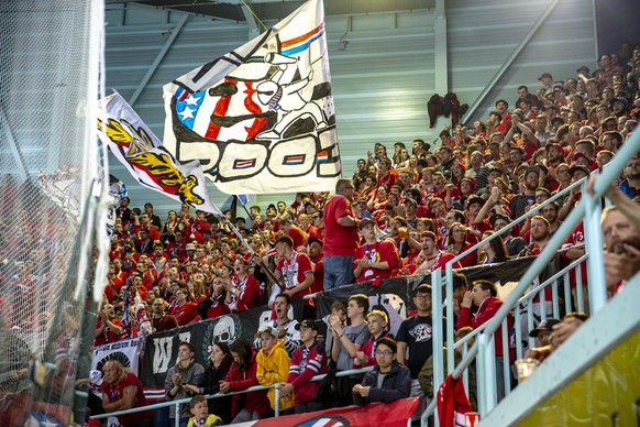 Die Fans des SC Rapperswil-Jona Lakers feiern im sechsten Eishockey Spiel der Ligaqualifikation der National League zwischen dem SC Rapperswil-Jona Lakers und dem EHC Kloten am Montag, 23. April 2018, ...