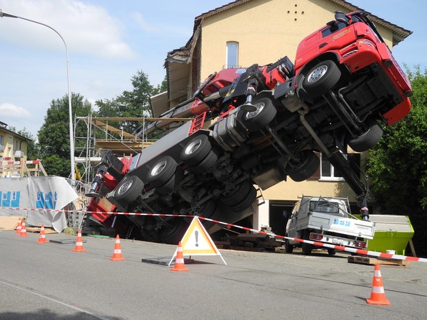 Wie ein riesiger Käfer liegt der schwere Lastwagen auf der Achse.