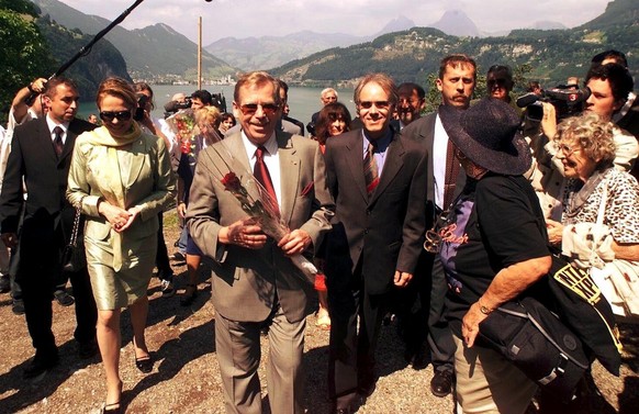 The President of the Czech Republic, Vaclav Havel, center, his wife Dagmar Havlova, left, and Swiss Federal President Moritz Leuenberger, right, visit the Ruetli, the mountain near the town Lucerne wh ...