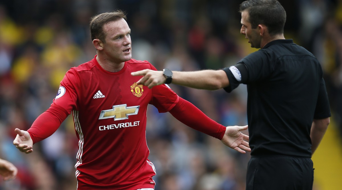 Britain Football Soccer - Watford v Manchester United - Premier League - Vicarage Road - 18/9/16
Manchester United's Wayne Rooney remonstrates with referee Michael Oliver 
Action Images via Reu ...