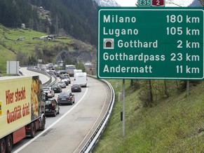 Stau am Gotthard, hier bei Wassen.