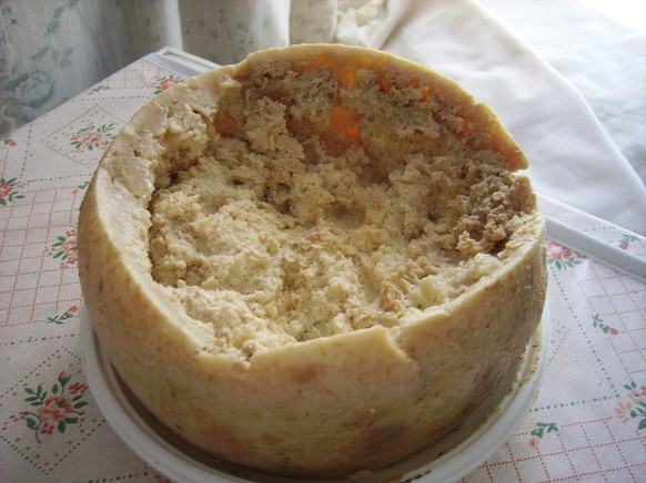 Casu Marzu, ein Schafskäse mit Maden. Bilder von der Krankheit Myiasis, die diese manchmal auslösen, können wir nicht zeigen. Diese sind wie aus einem sehr fürchterlichen Horrorfilm.