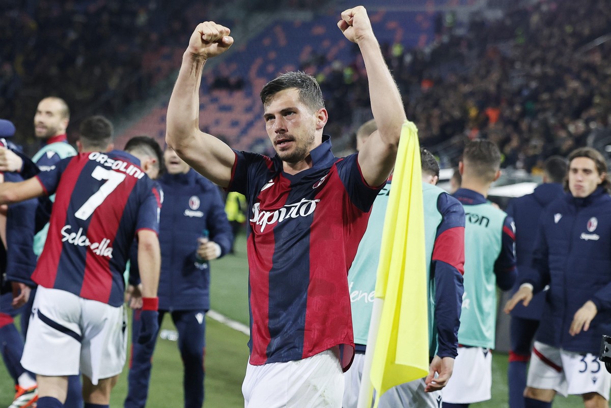 epa11176229 Bologna's Remo Freuler jubilates after scoring during the Italian Serie A soccer match Bologna FC vs Hellas Verona FC at Renato Dall'Ara stadium in Bologna, Italy, 23 February 20 ...