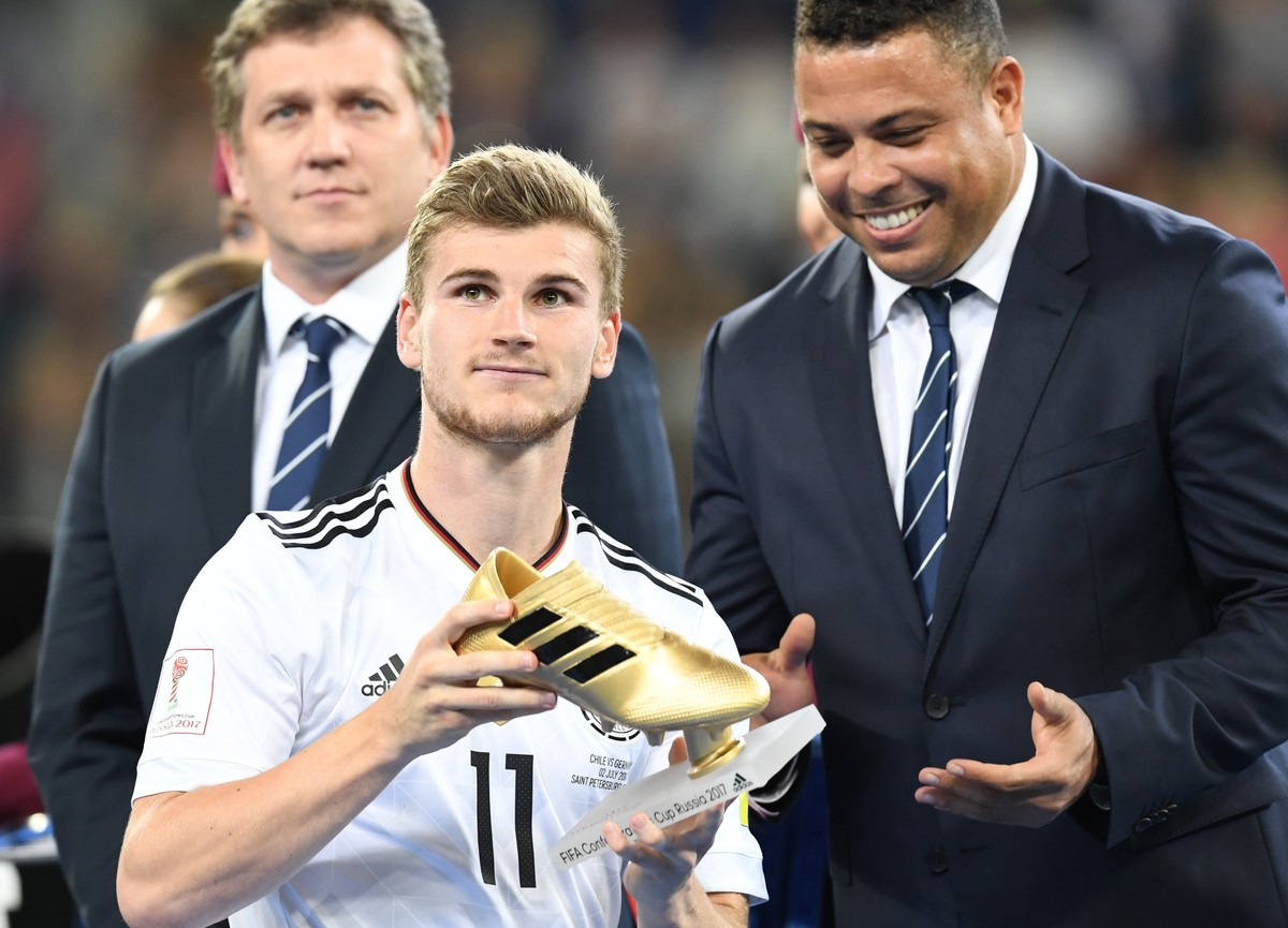 epa06062463 Germany's Timo Werner receives the top scorer award from Brazilian former soccer player Ronaldo (R) after the FIFA Confederations Cup 2017 final match between Chile and Germany at the ...