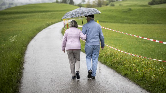 Die im Dorf aufgewachsene, aber auswaerts wohnhafte Anna Bergamin und Lebenspartner Walter Veraguth spazieren durchs Dorf um Abschied zu nehmen, aufgenommen an einer Medienbegehung im Dorf unter dem & ...