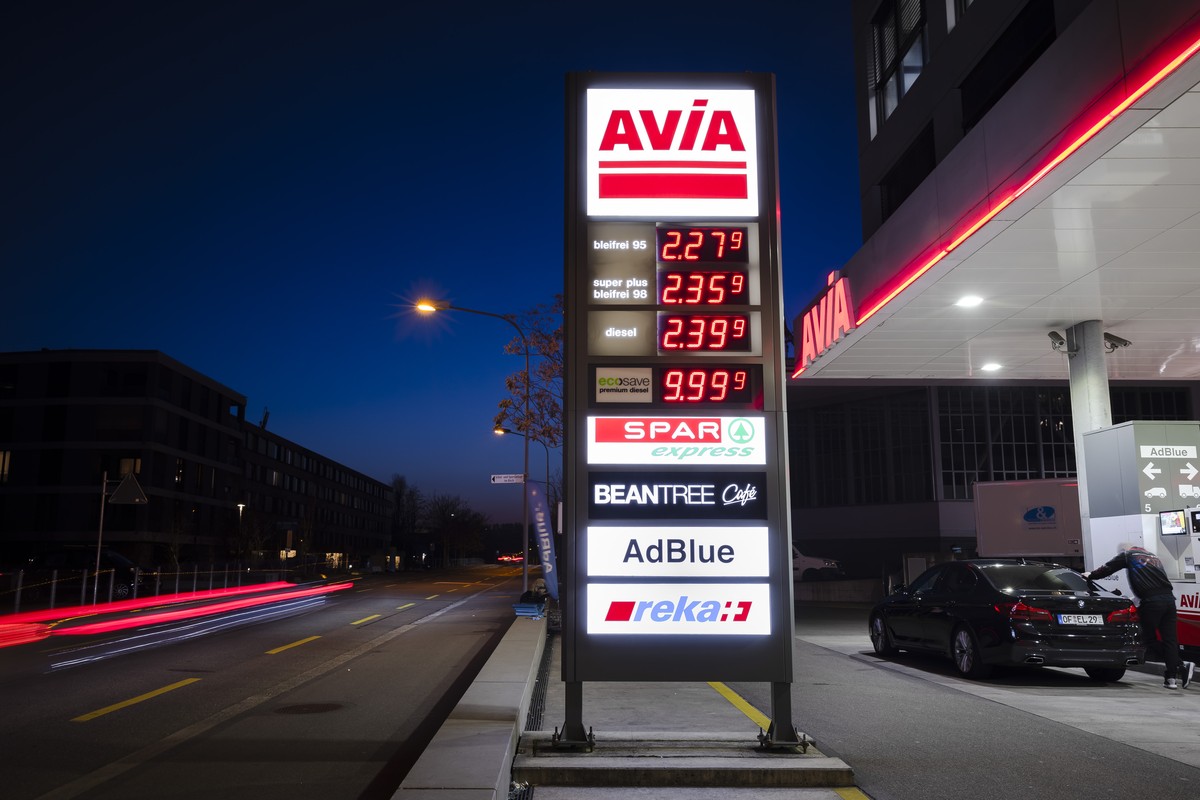 A panel showcases the fuel prices in Swiss francs at an AVIA petrol station in Zurich, Switzerland, on Wednesday, March 9, 2022. (KEYSTONE/Michael Buholzer)