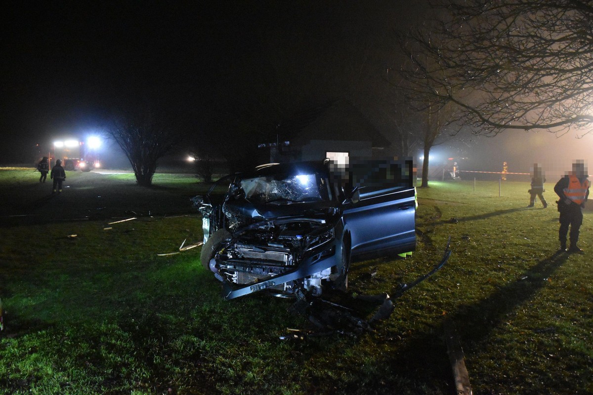 Vier Personen sind bei einem Verkehrsunfall am Sonntagabend in Kestenholz SO verletzt worden. Ein 20-jährige Lenker prallte mit seinem Auto ins Vereinslokal der örtlichen Modellfluggruppe, weil er die ...