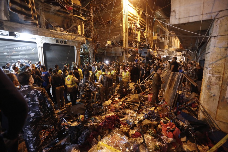 Bild der massiven Zerstörung in Beirut: Zwei Selbstmordattentäter sprengten sich in einem Einkaufszentrum in die Luft und rissen Dutzende mit in den Tod.<br data-editable="remove">